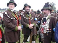 Neubeuerer Gebirgssch&uuml;tzen vor der Kirche beim Batallionsfest in Bad Endorf