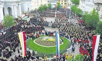 Alpenregionstreffen der Gebirgsschützen auf dem Ludwigsplatz in Brixen
