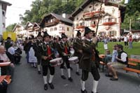Gebirgssch&uuml;tzen auf Marktbeleuchtung in Neubeuern