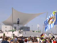 Bühne mit Altar Papst-Messe München