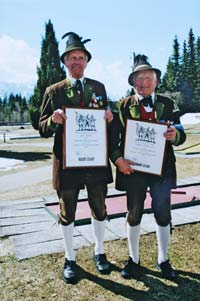 Peter Prankl und Anderl Stadler mit der goldenen Ehrenmedaille am blauen Band