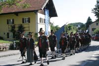 Gebirgssch&uuml;tzen auf dem Weg zur Primizmesse