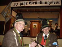Hauptmann und Fähnrich der GSK Neubeuern beim Wiedergründungsfest der GSK Samerberg