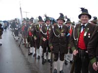 Neubeuerer Gebirgssch&uuml;tzen beim Patronatstag in Waakirchen 2005