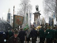Fahnenabordnungen vor dem Denkmal in Waakirchen
