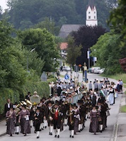 Beim Kirchenzug marschieren die Neubeurer noch voran