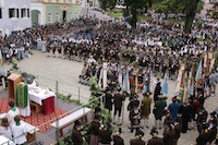 Messe der Gebirgsschützen im historischen Marktplatz in Neubeuern